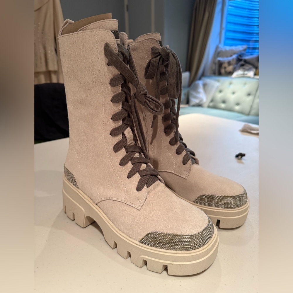 Women's Lace-Up Boots in Cream and Gray 6/36